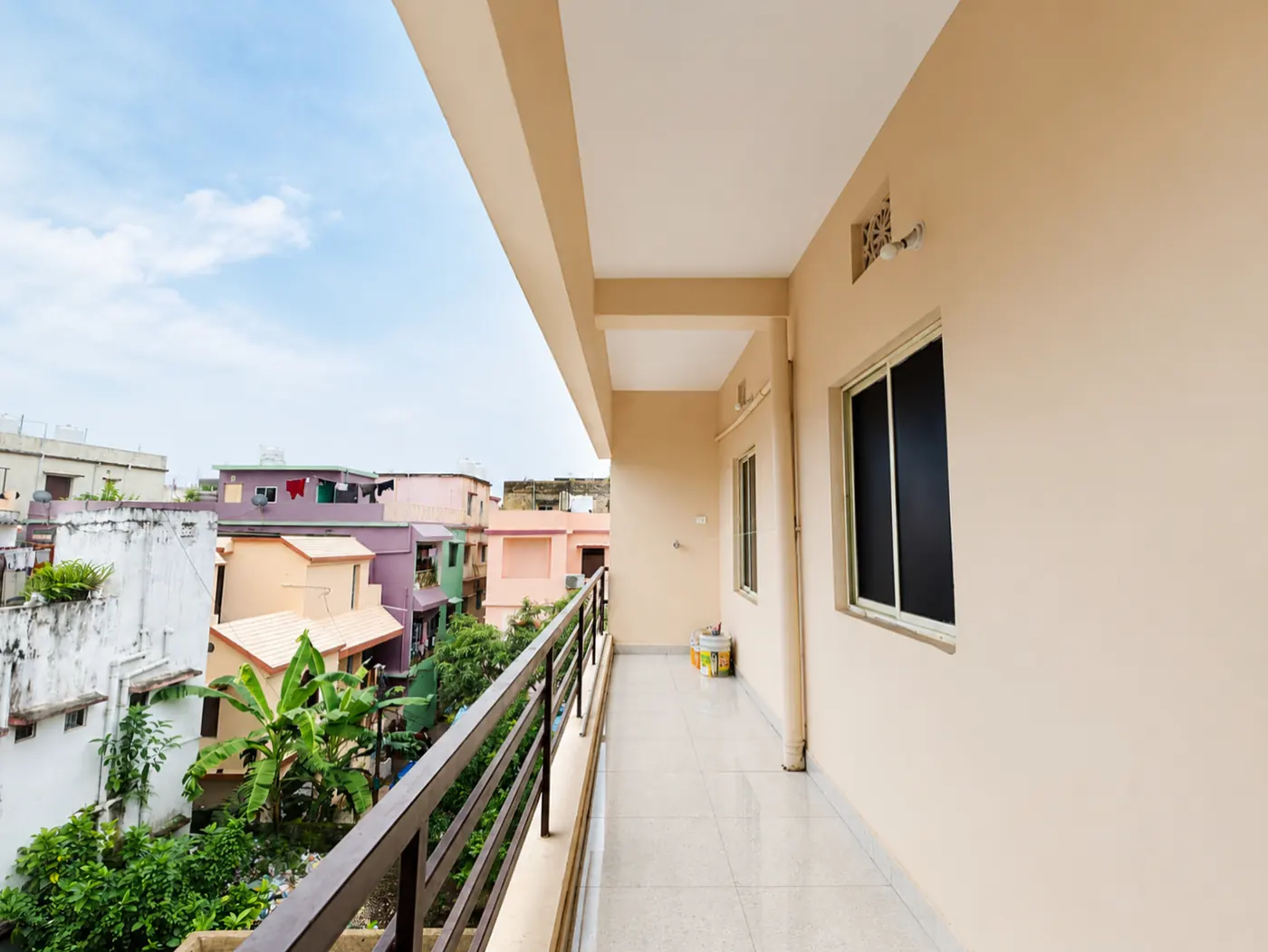 Corridor with city view at Yostel Jupiter