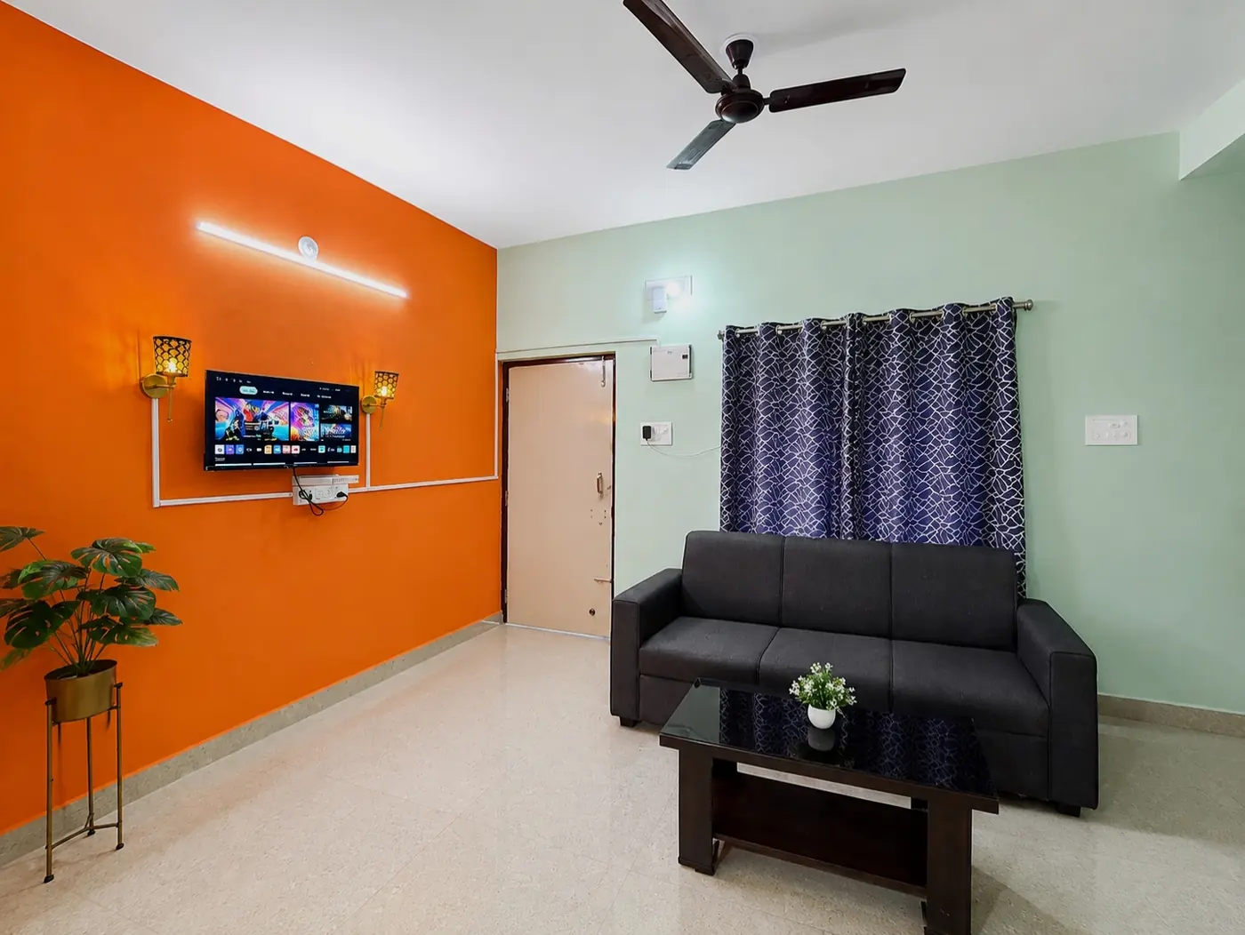 Living room with sofa and TV at Yostel Earth