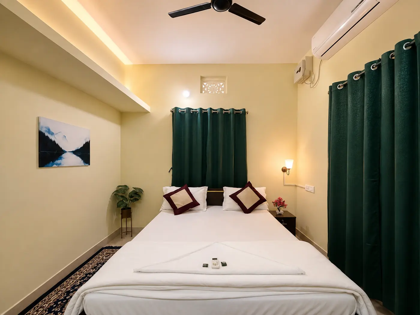 Bedroom 1 with double bed at Yostel Earth