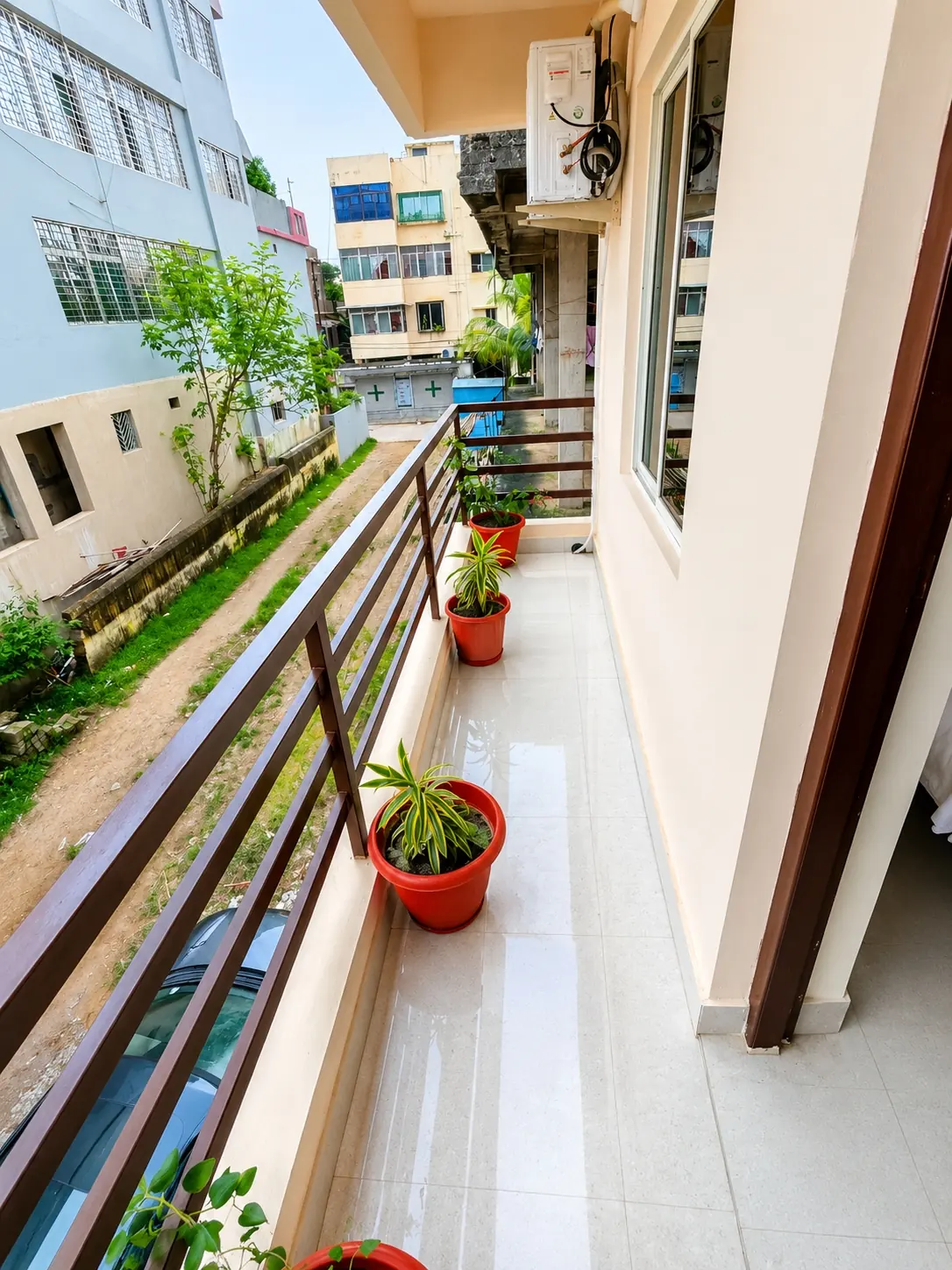 Balcony with plants at Yostel Jupiter