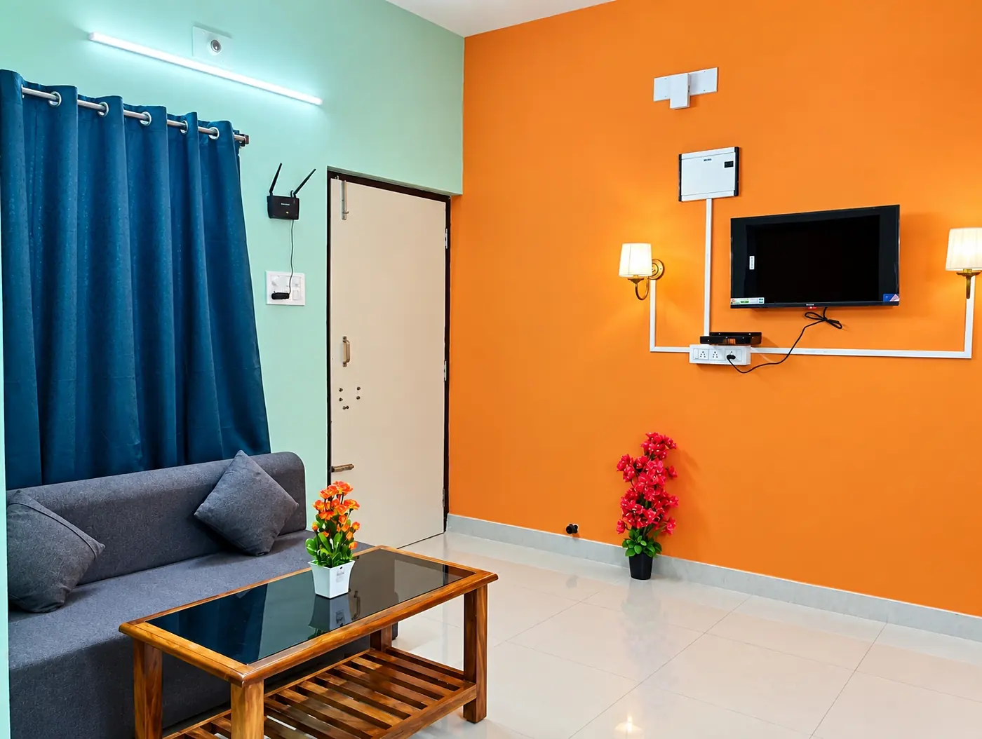 Living room corner with TV at Yostel Jupiter