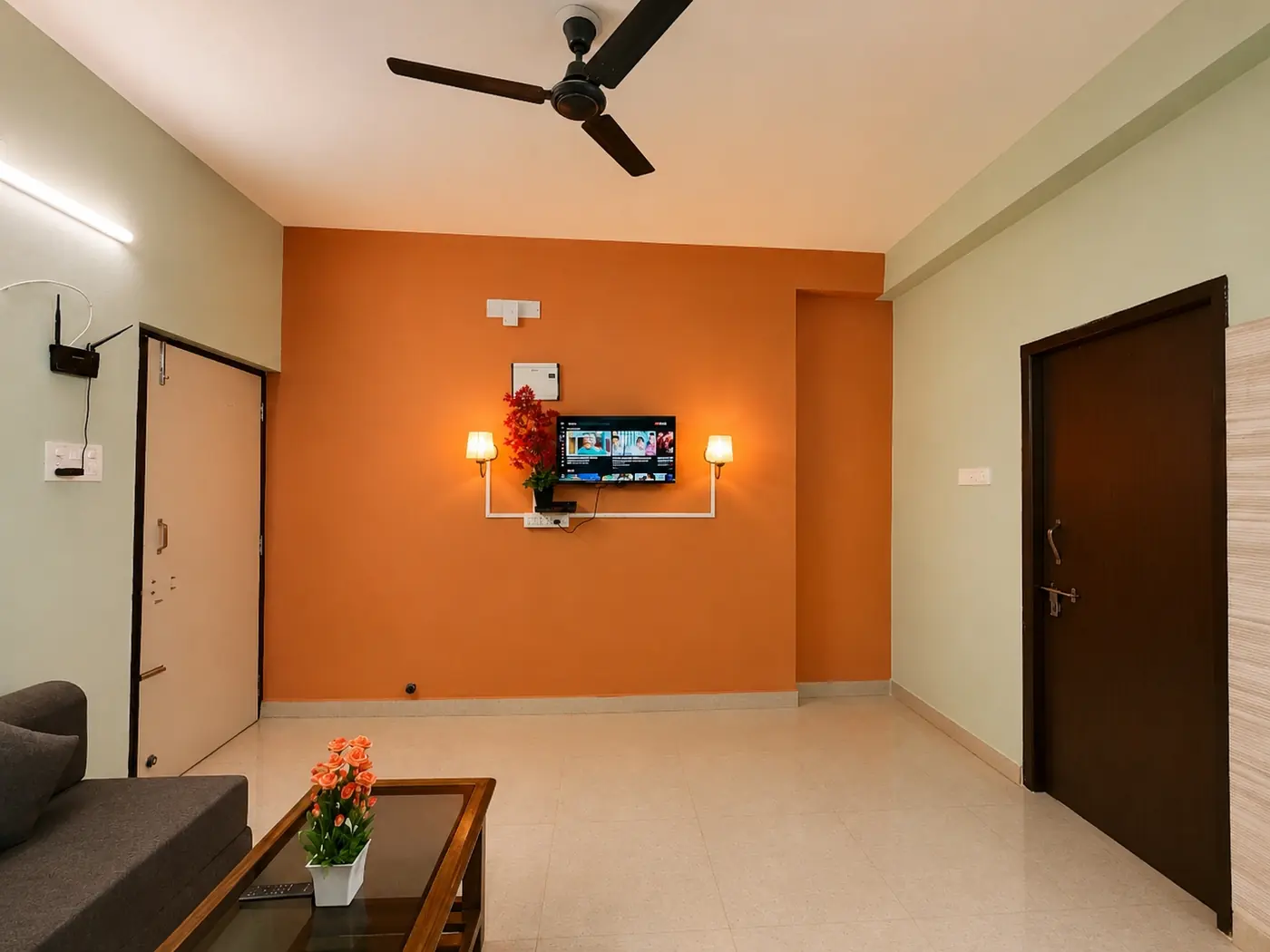 Living room with orange wall at Yostel Jupiter