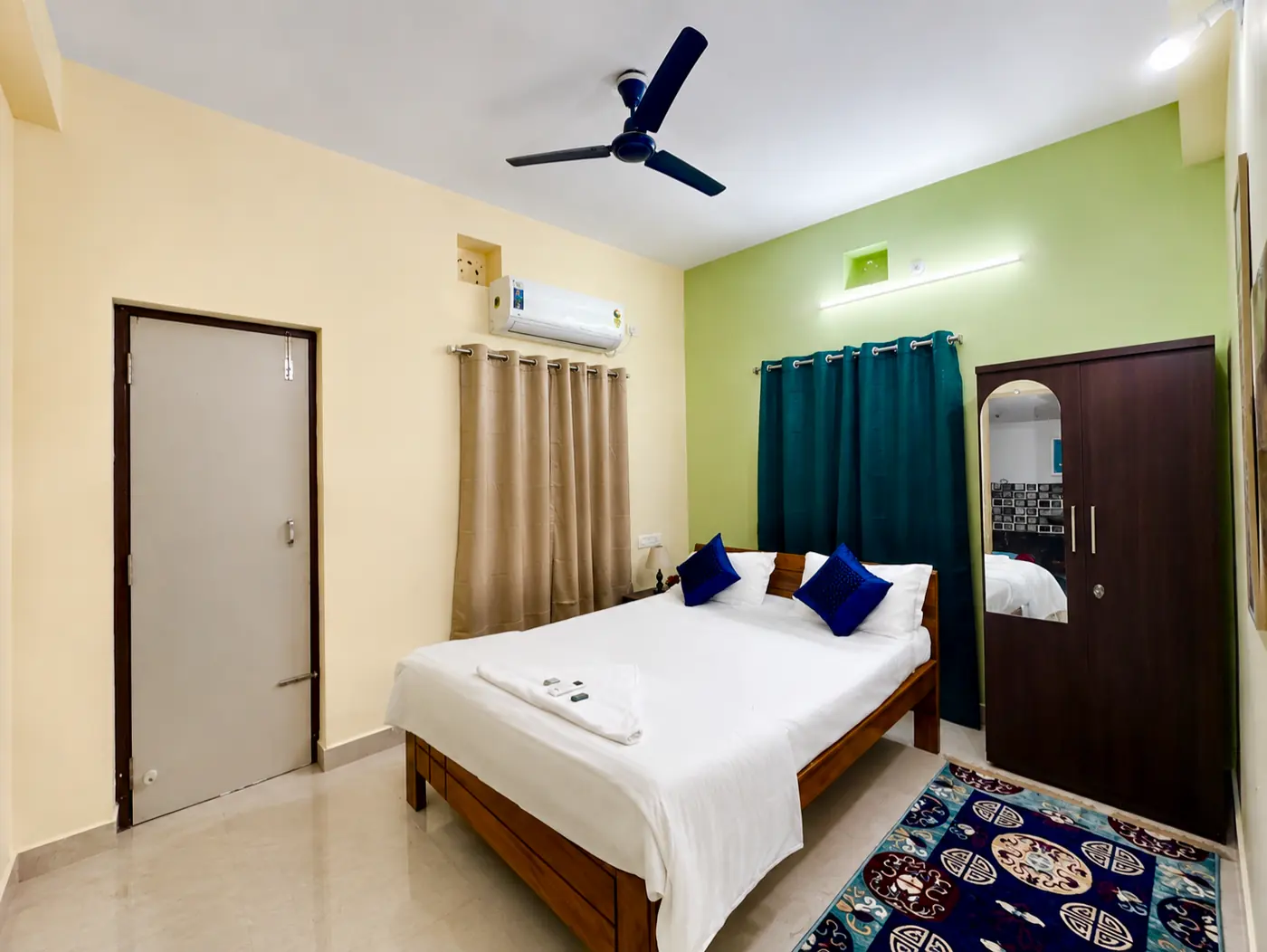 Bedroom 1 with double bed at Yostel Jupiter