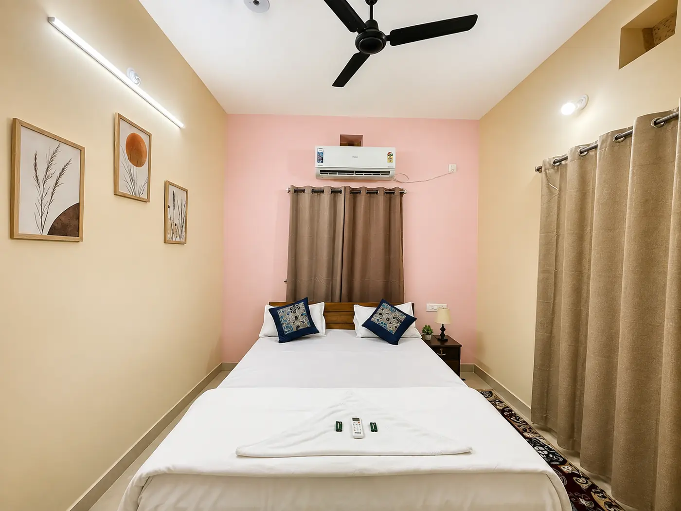 Bedroom 2 with double bed at Yostel Jupiter