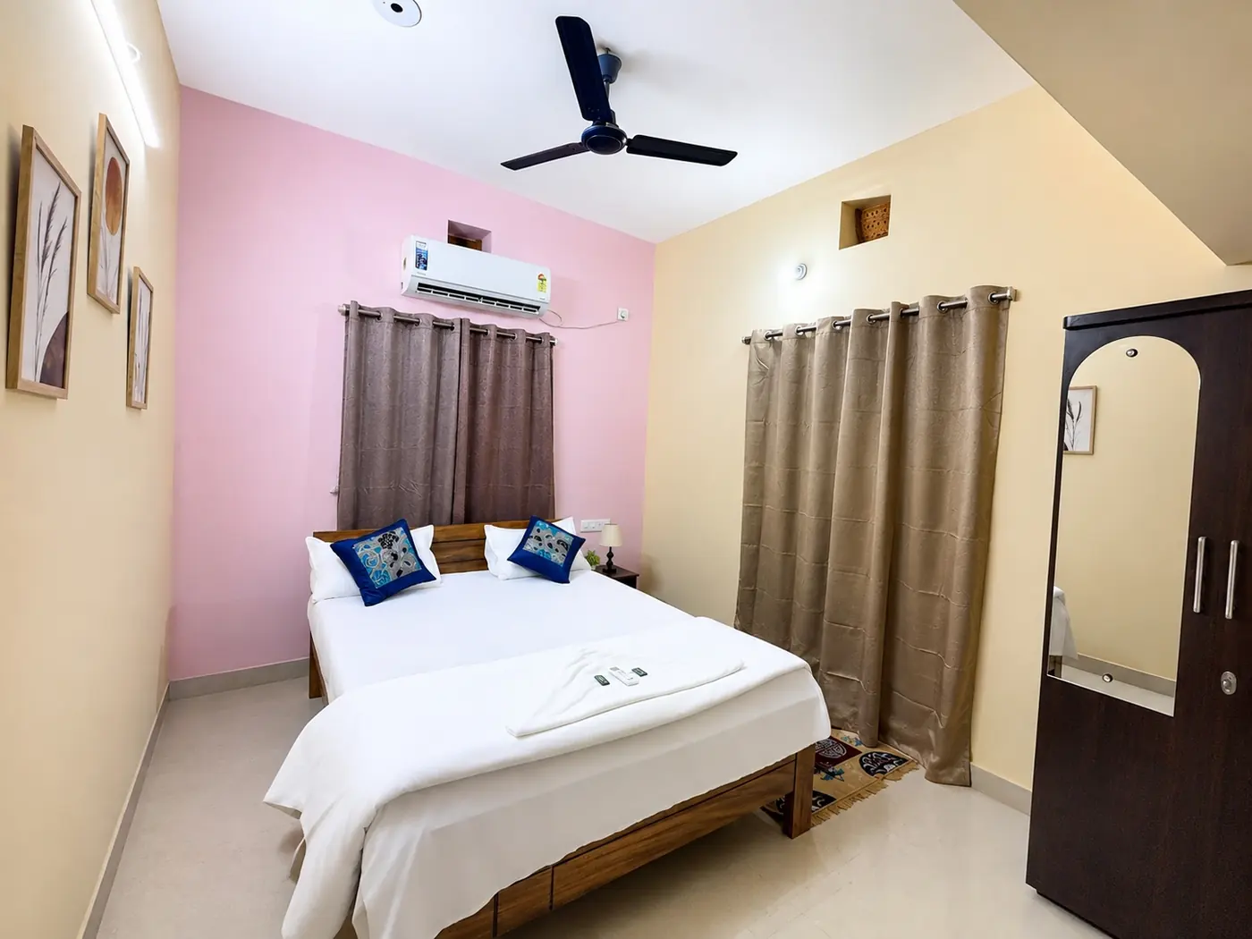 Bedroom 2 with wardrobe at Yostel Jupiter
