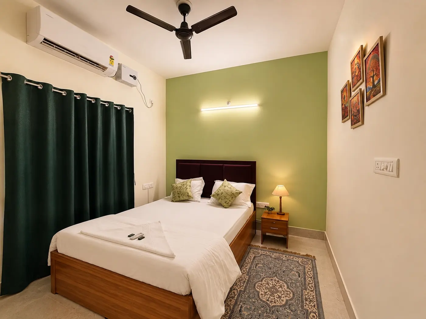 Bedroom 1 with double bed at Yostel Mercury