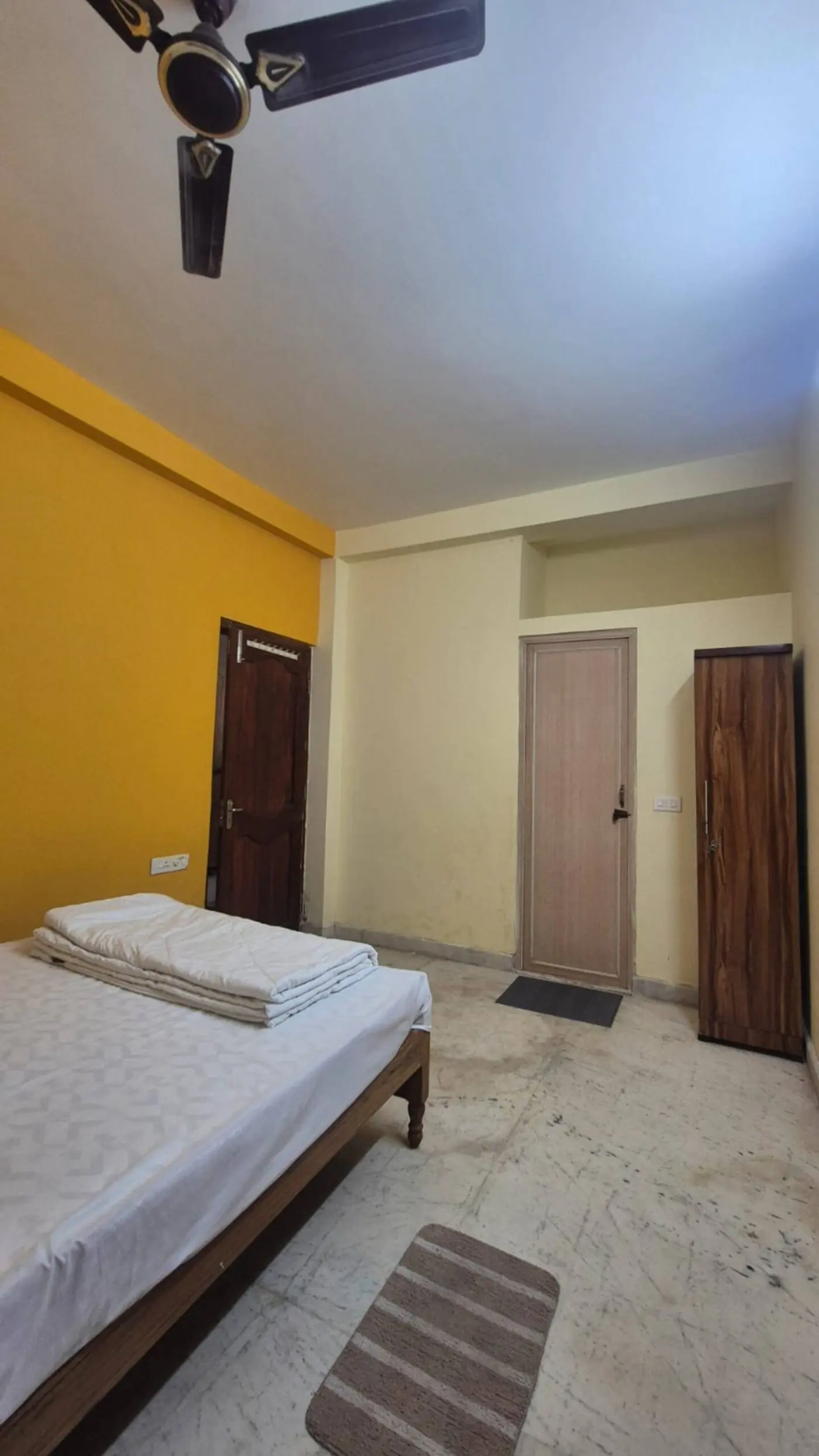 Bedroom with double bed and wardrobe at Yostel Patia