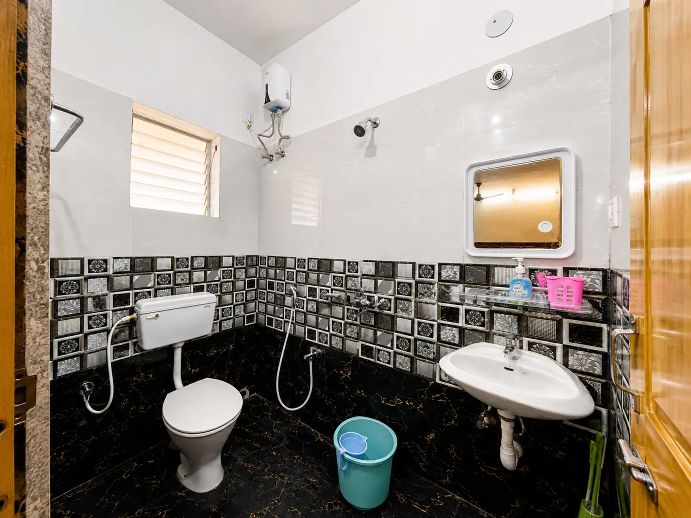 Bathroom with black and white tiles at Yostel Venus