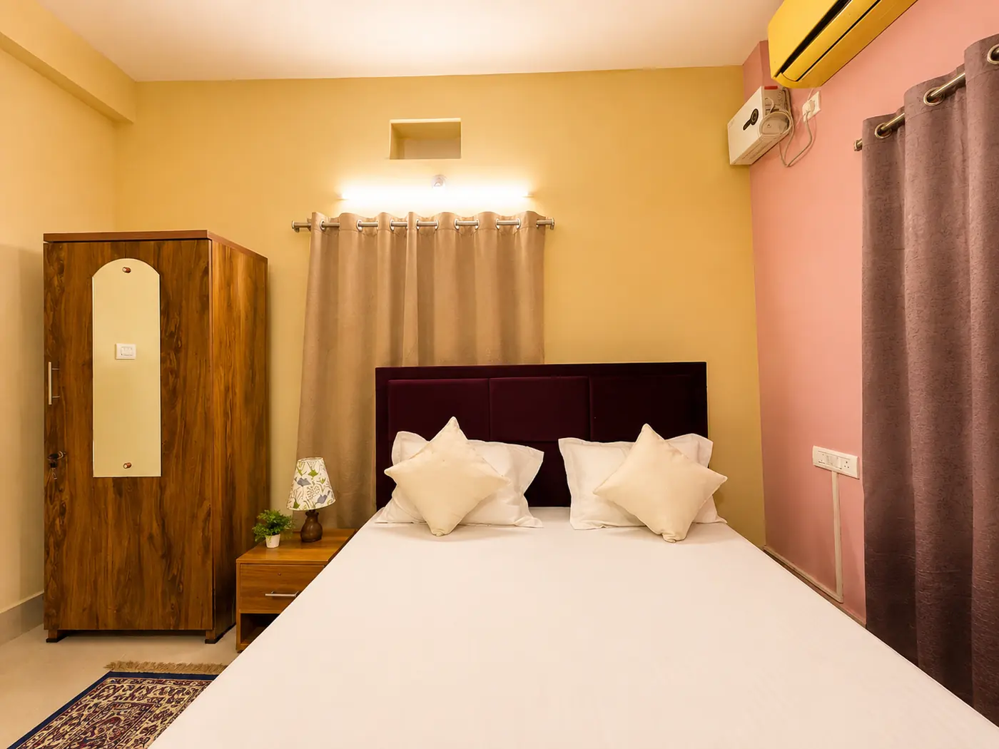 Bedroom 2 with double bed at Yostel Venus